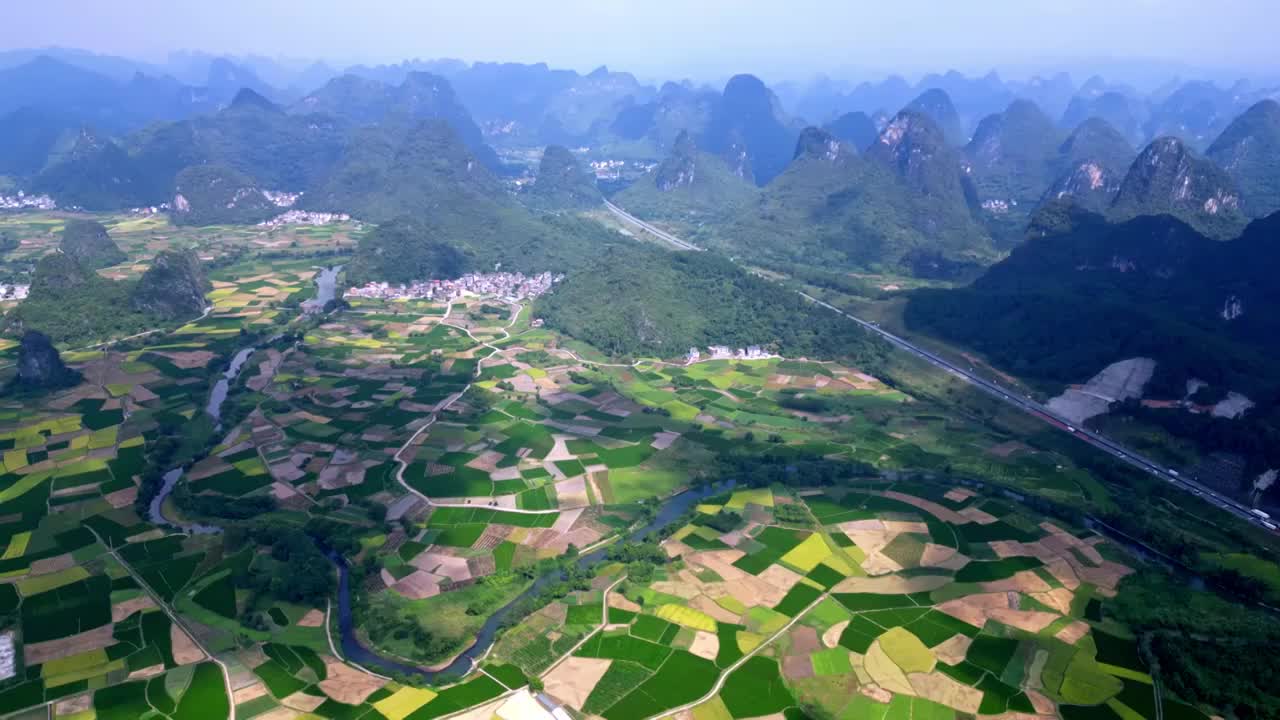 秋天的早晨桂林喀斯特地貌山间的村庄和稻田视频素材