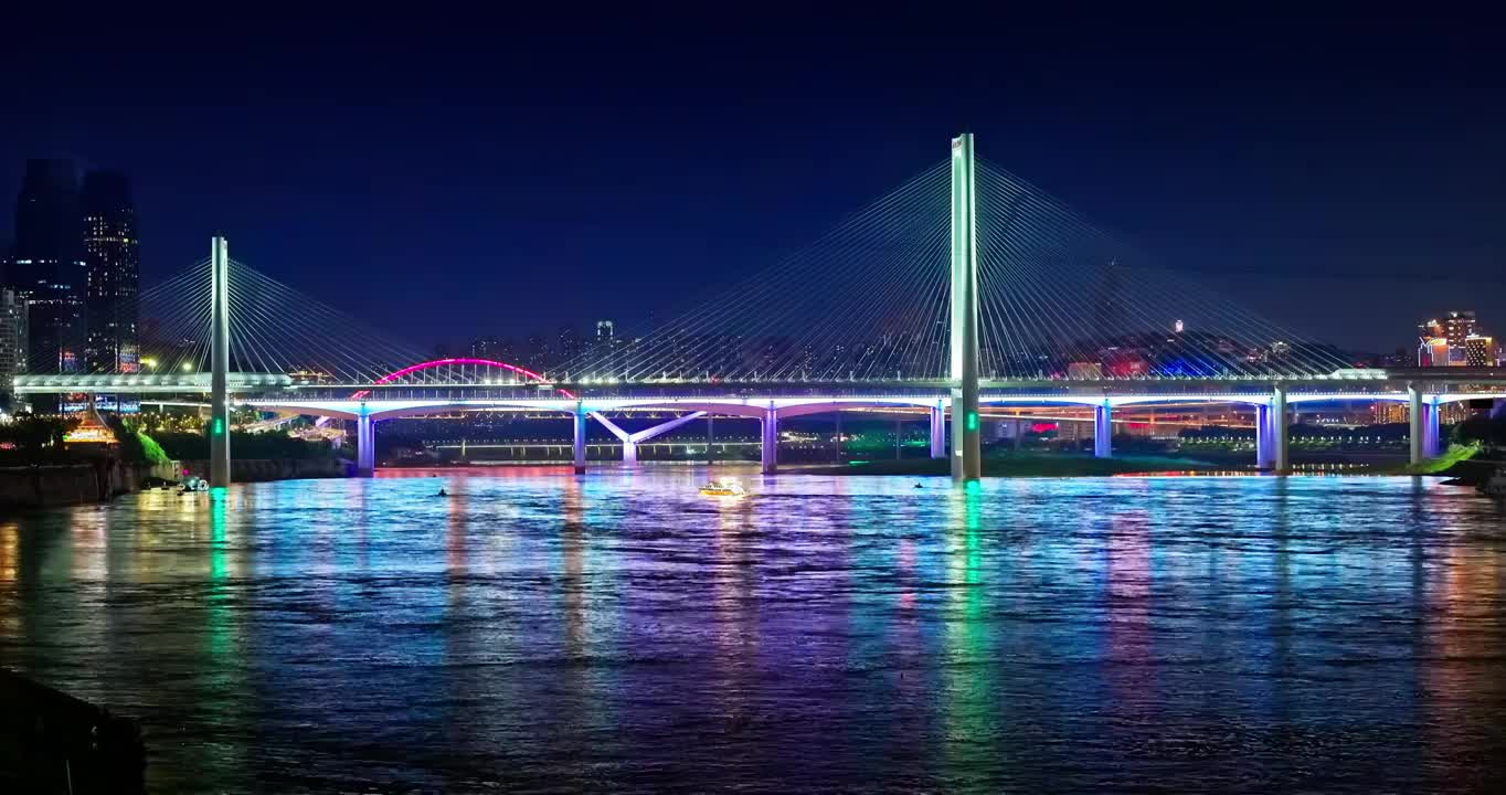 中国重庆城市桥梁建筑和河流夜景视频素材