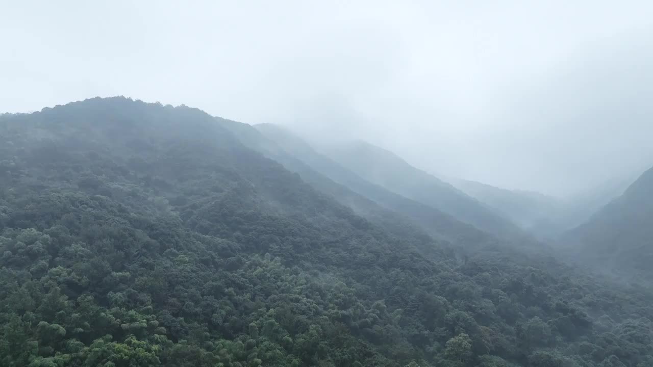 阴雨天的山峦航拍4k，户外宣传片，自然景色空镜视频下载