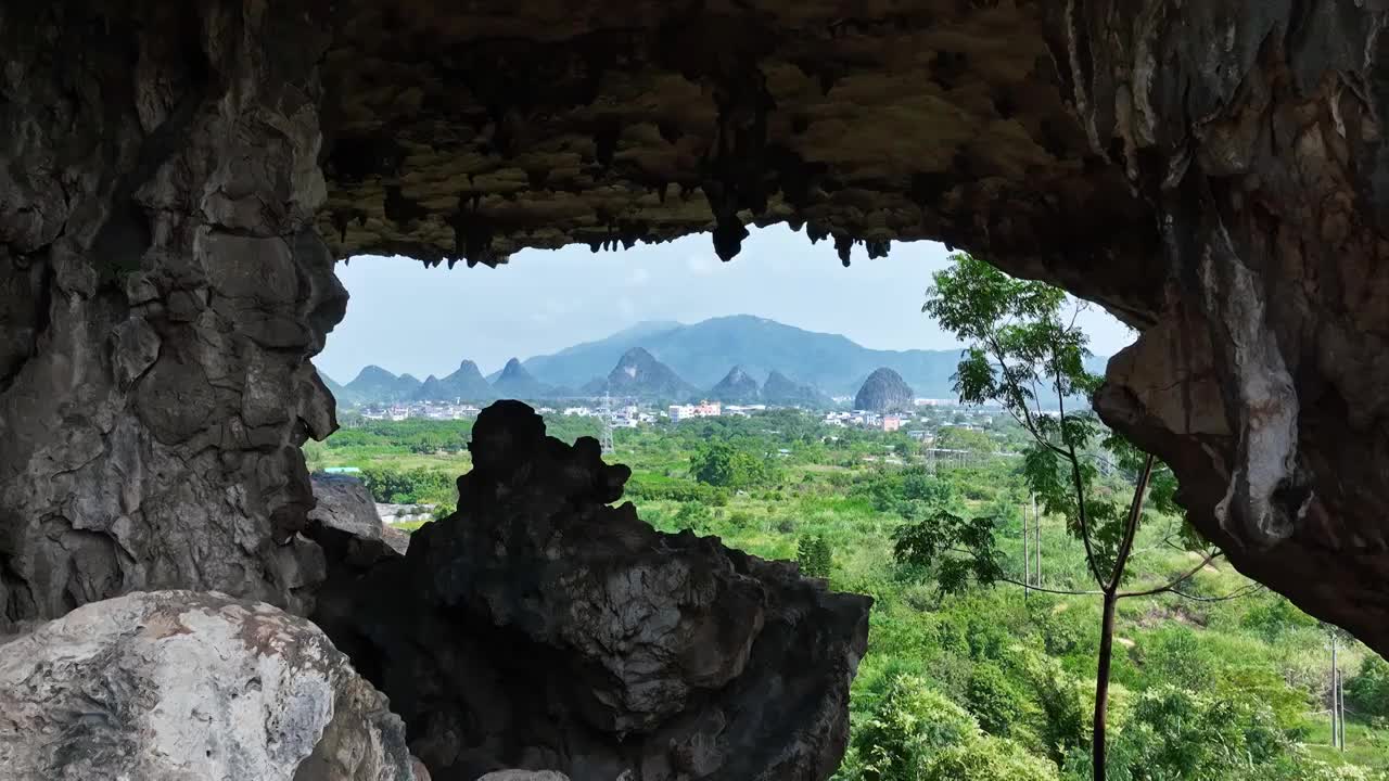 无人机从溶洞中穿行拍摄洞内的岩石和洞外的风景视频素材