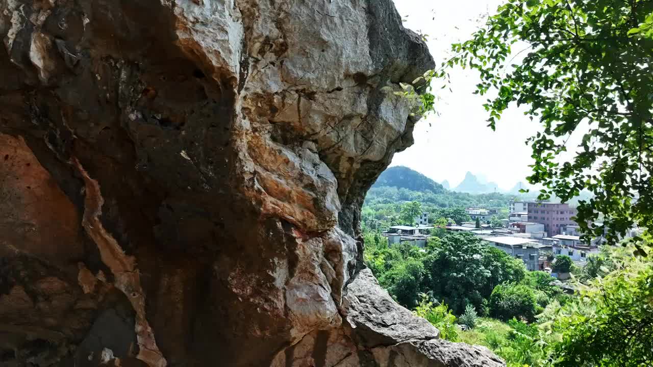 无人机从溶洞中穿行拍摄洞内的岩石和洞外的风景视频素材