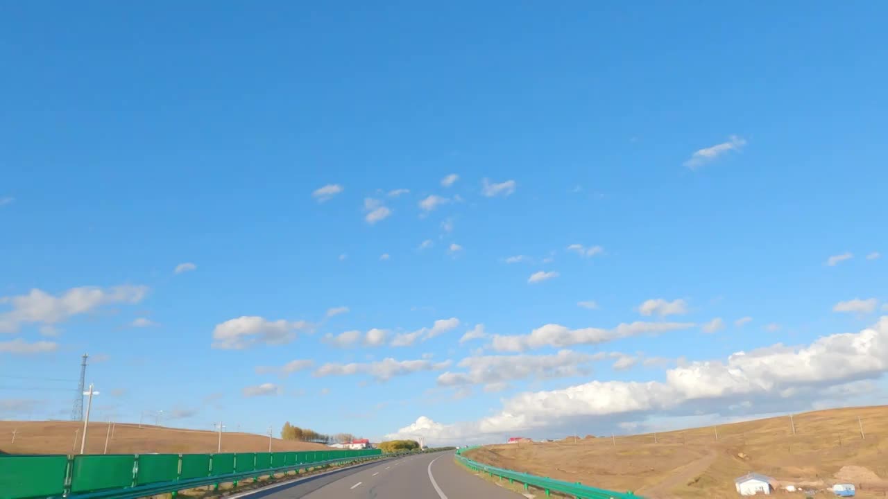 内蒙古呼伦贝尔大草原秋天公路自然风景视频素材