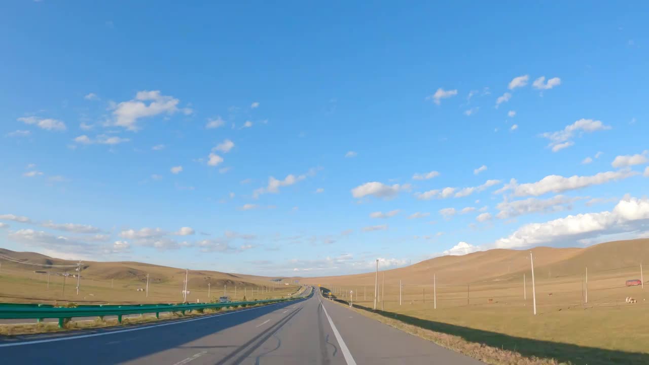 内蒙古呼伦贝尔大草原秋天公路自然风景视频素材