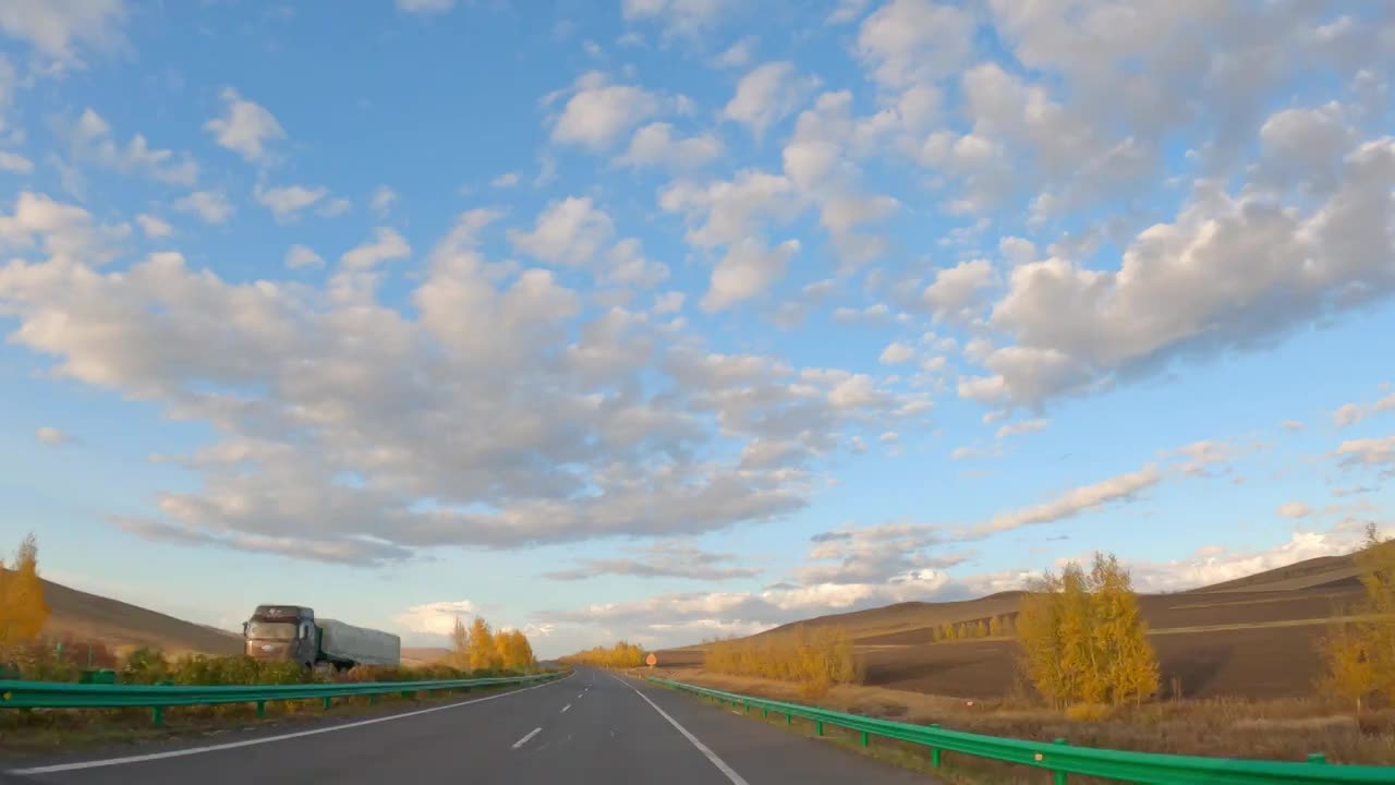 内蒙古呼伦贝尔大草原秋天公路自然风景视频素材