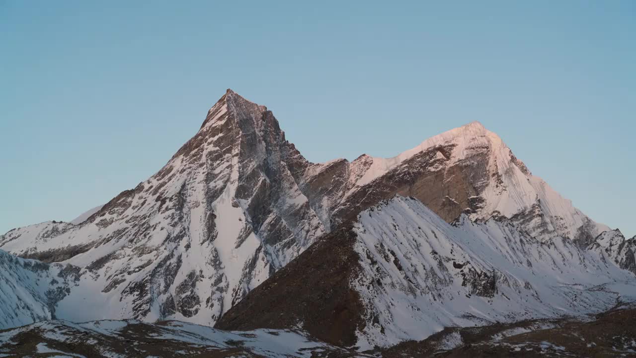 亚洲中国青藏高原西藏日喀则地区定结县阿玛直米雪山日照金山延时视频下载