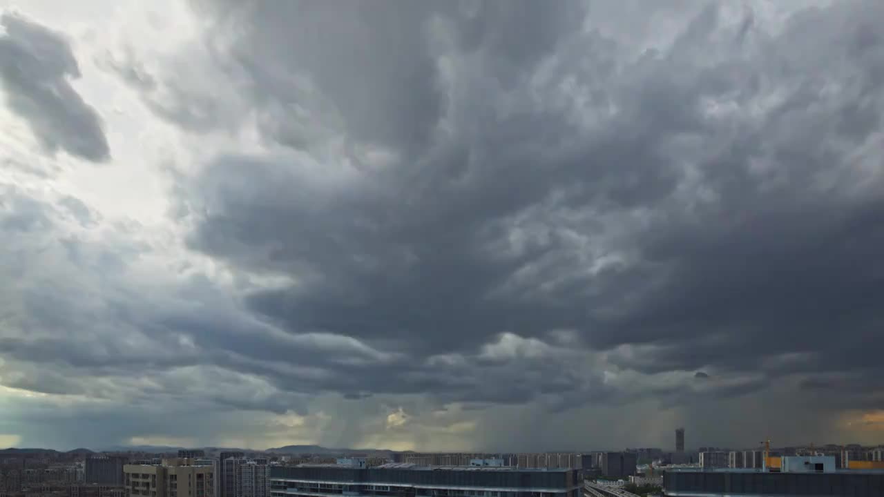 城市上空乌云密布天边雨幕延时视频素材