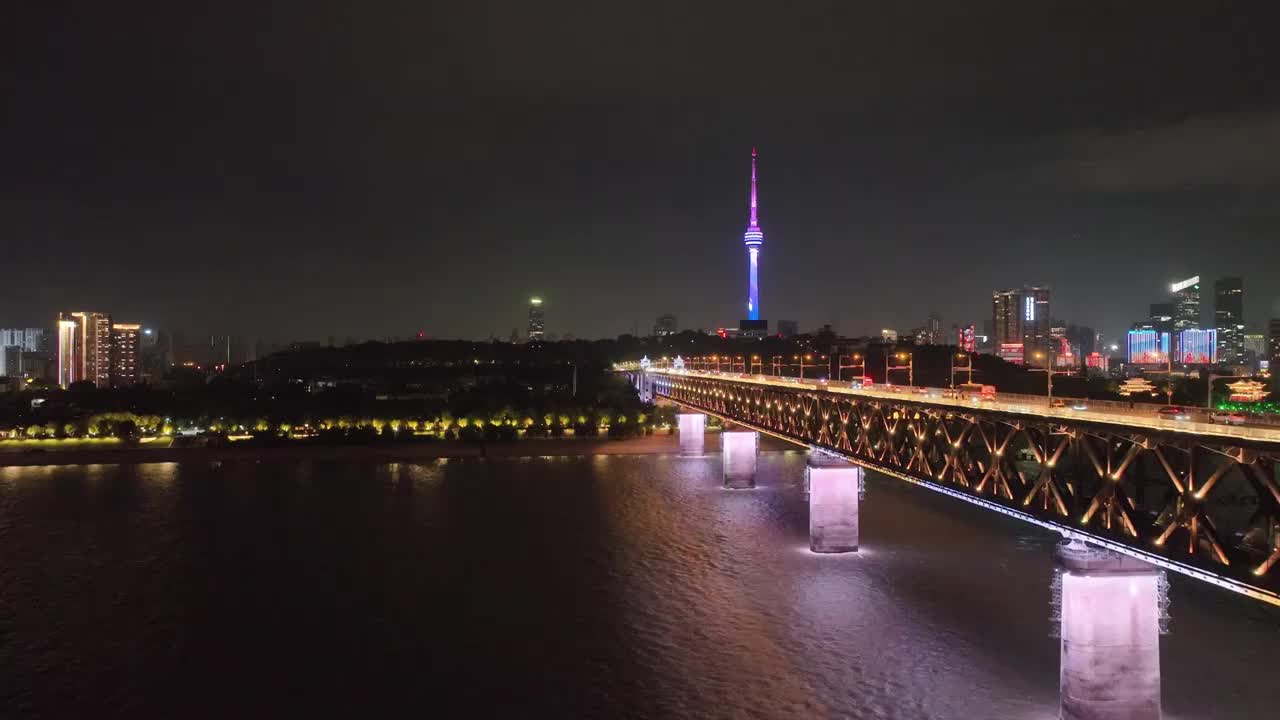 航拍湖北武汉长江大桥和龟山电视塔夜景视频素材