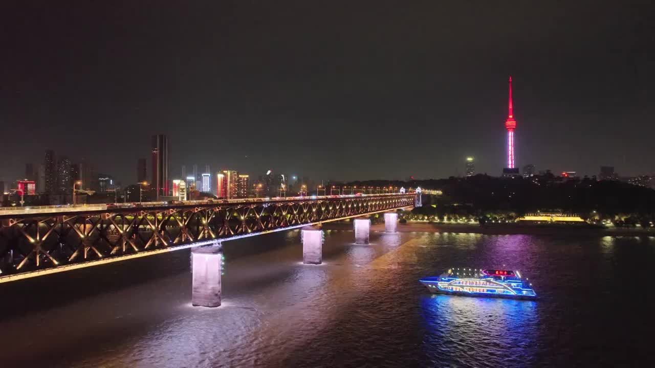 航拍湖北武汉长江大桥和龟山电视塔夜景视频素材