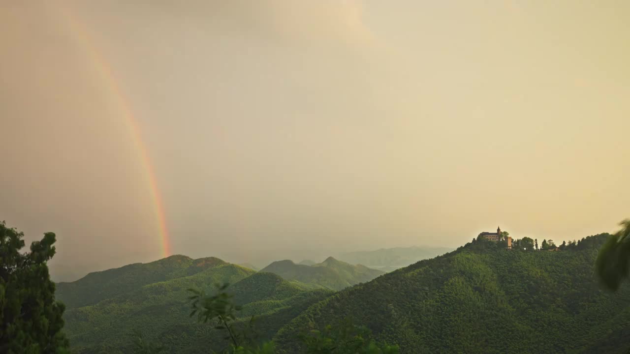 德清莫干山裸心堡天空夕阳雨中彩虹延时视频素材