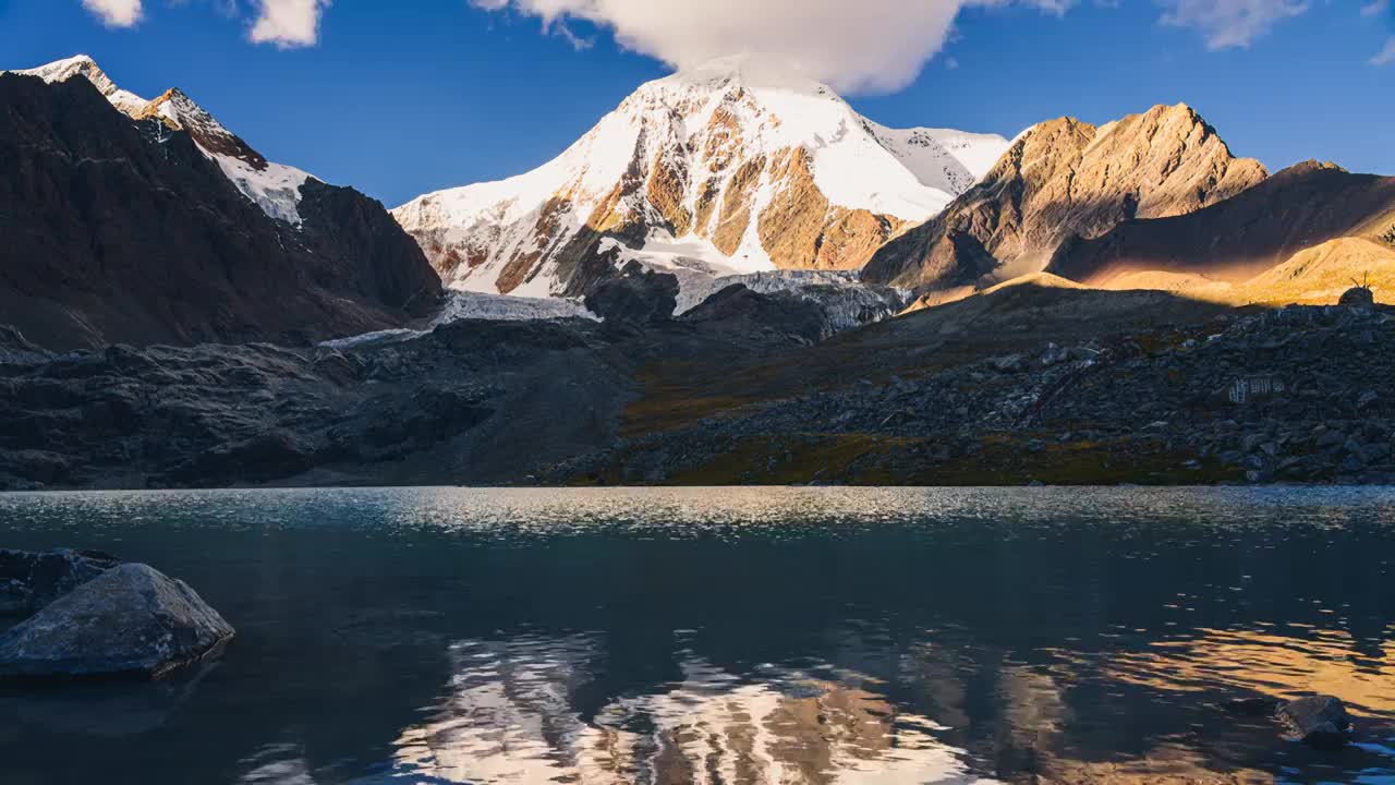 日落时分西藏拉萨琼穆岗日雪山冰湖倒影视频素材