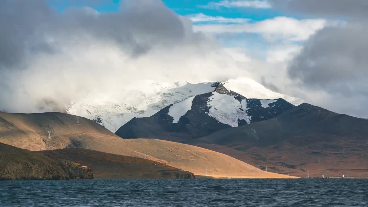 日落时普莫雍错与蒙达岗日雪山延时视频素材