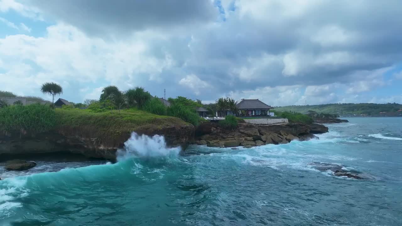 巴厘岛恶魔之眼海浪航拍视频素材