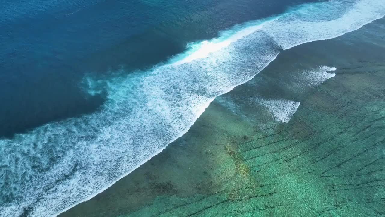 巴厘岛恶魔之眼海浪航拍视频素材