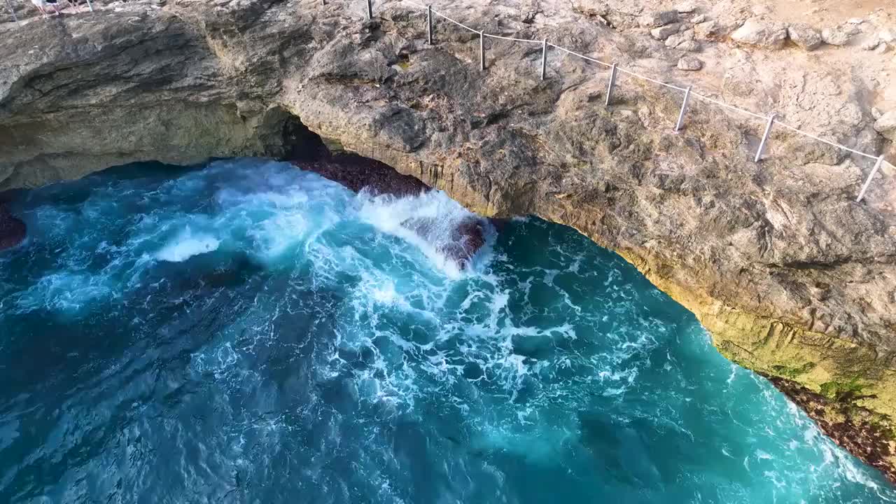 巴厘岛恶魔之眼海浪航拍视频素材