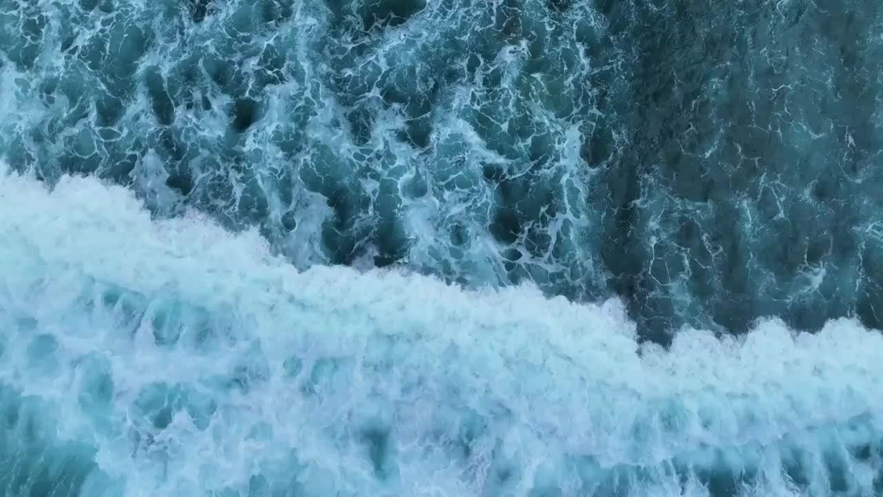 航拍下巴厘岛汹涌的海浪与清澈海水视频素材