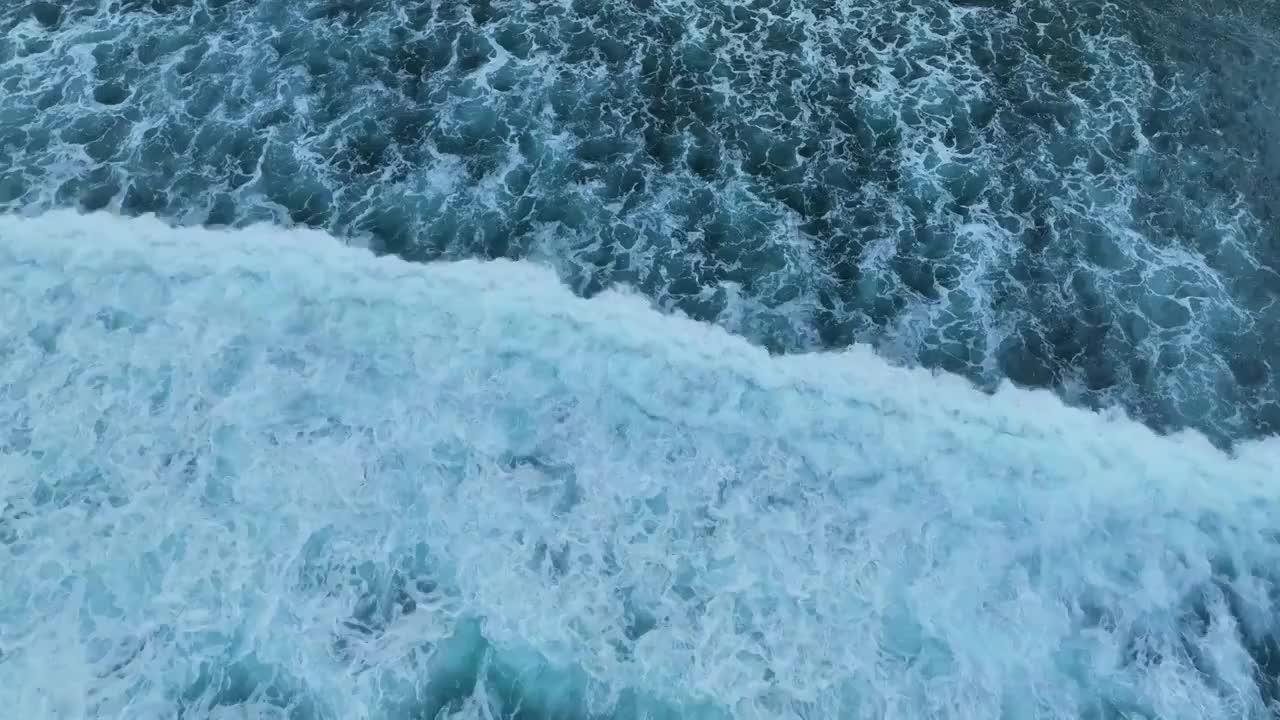 航拍下巴厘岛汹涌的海浪与清澈海水视频素材