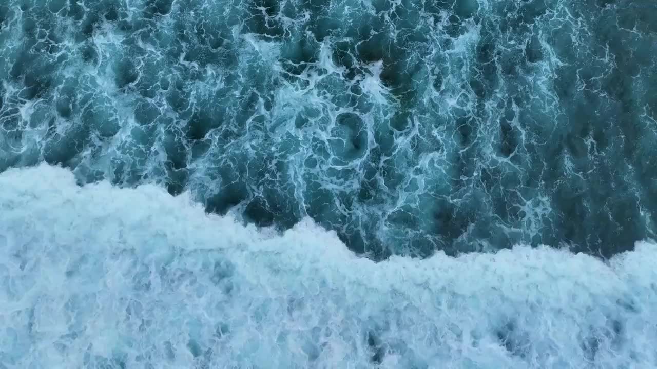 航拍下巴厘岛汹涌的海浪与清澈海水视频素材