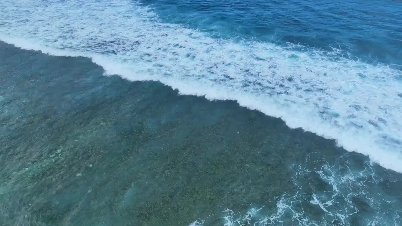 航拍下巴厘岛汹涌的海浪与清澈海水视频素材