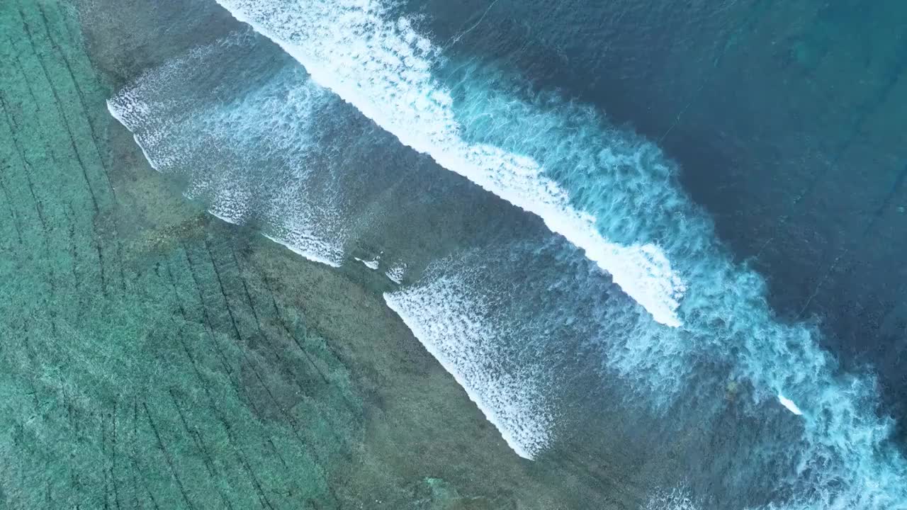 航拍下巴厘岛汹涌的海浪与清澈海水视频素材