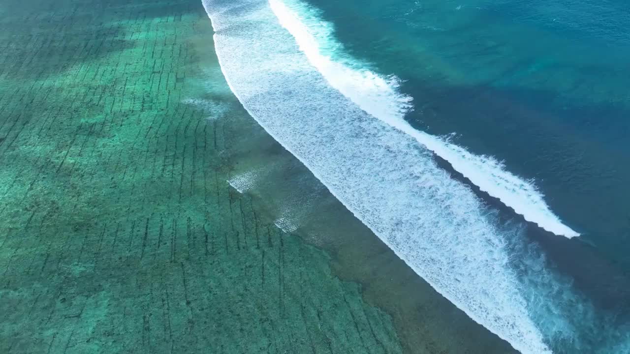 航拍下巴厘岛汹涌的海浪与清澈海水视频素材