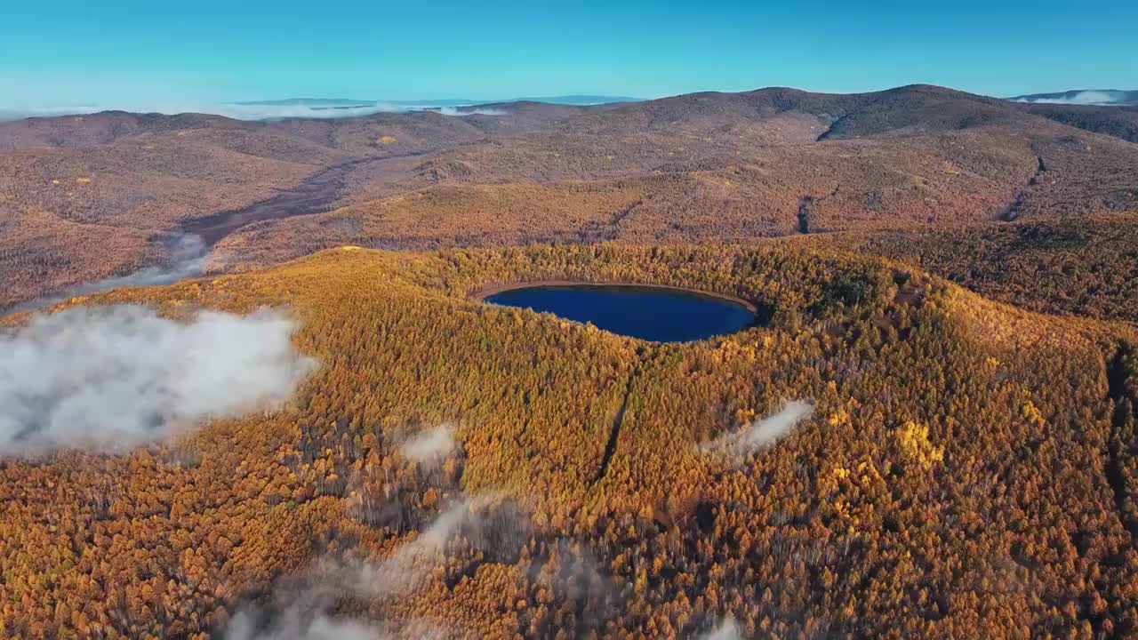 阿尔山天池秋季航拍大气4K风景视频素材