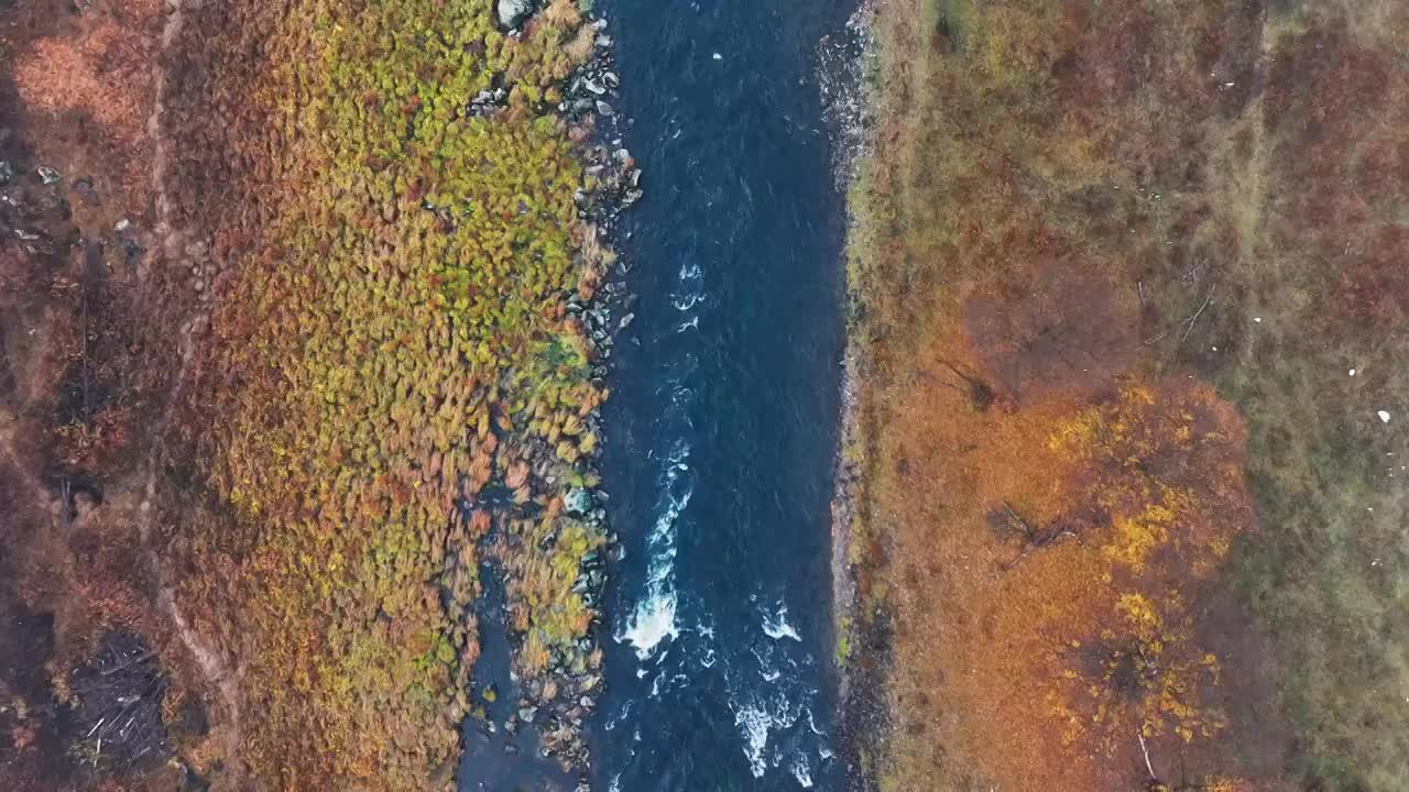 阿尔山不冻河秋季云雾航拍4K大气风景视频素材