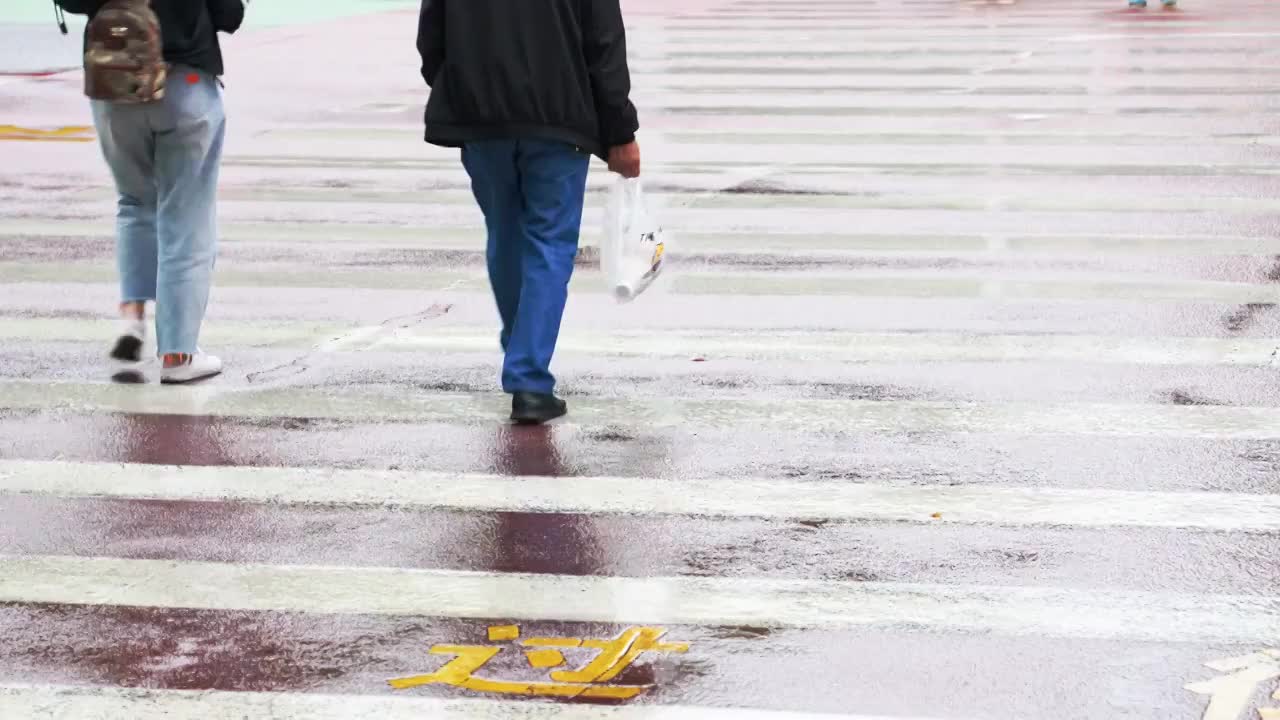 行人穿行马路 走过斑马线 小雨视频素材