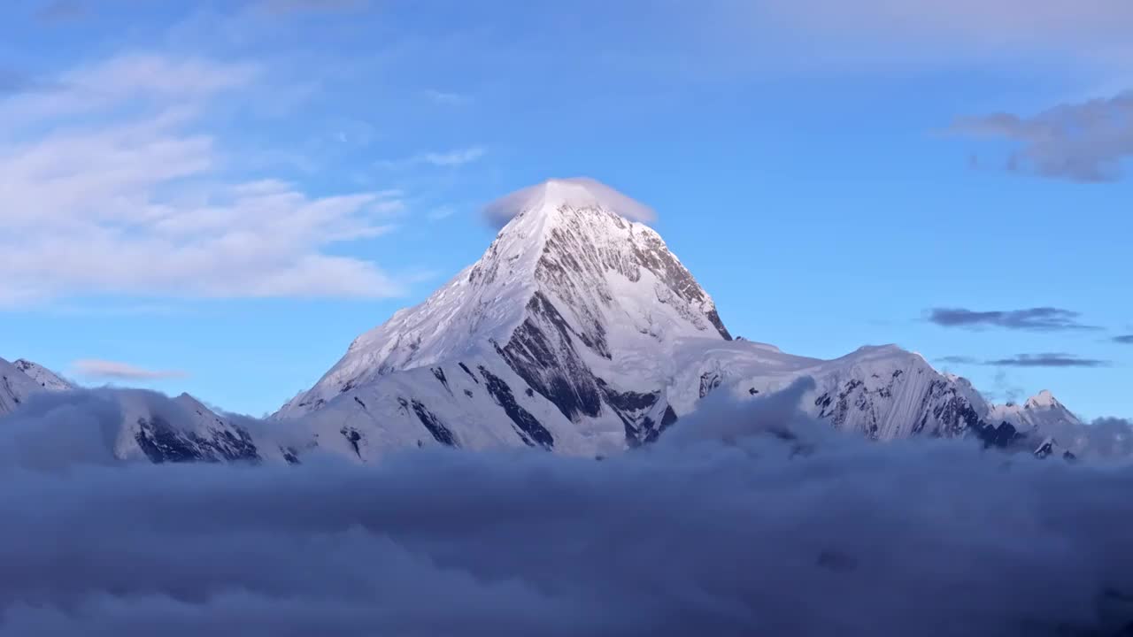 贡嘎雪山帽子云视频素材