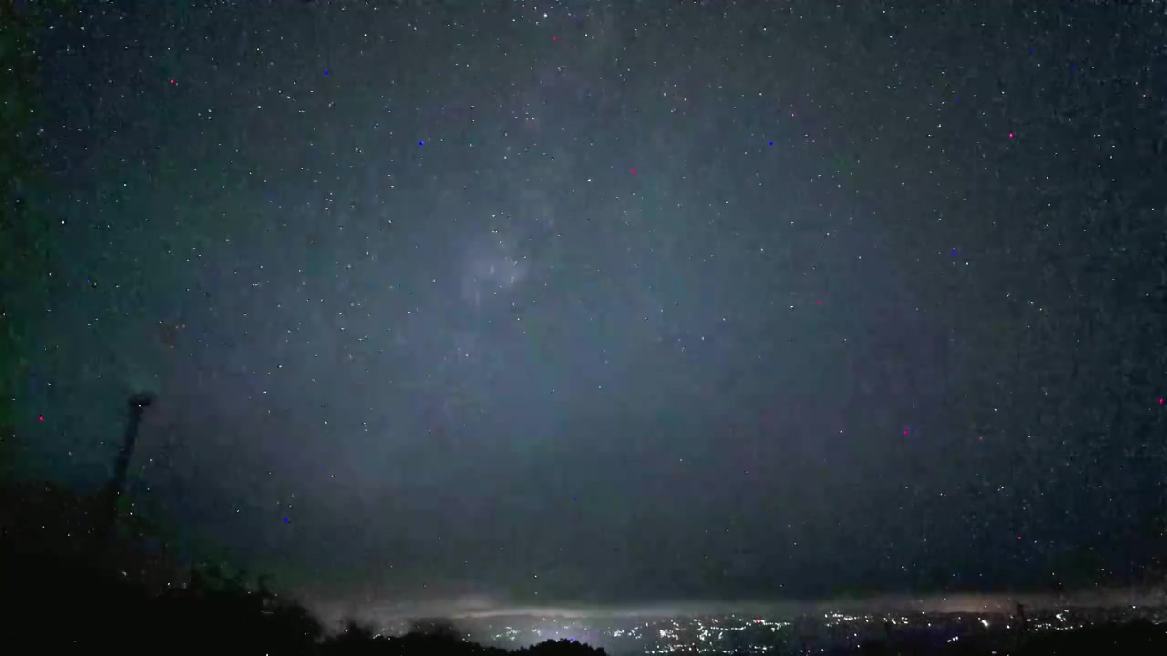 夜晚山顶风力发电风轮机星空视频下载