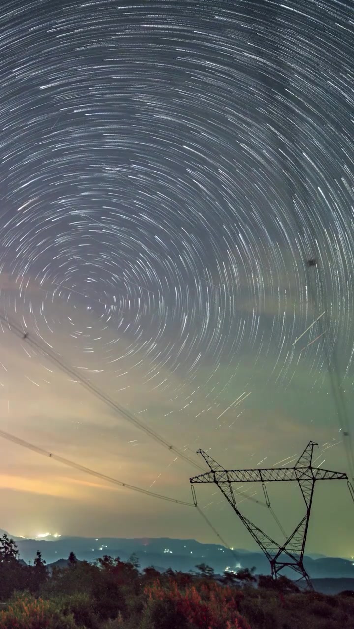 夏天山顶高压电网星空 星轨 银河视频素材