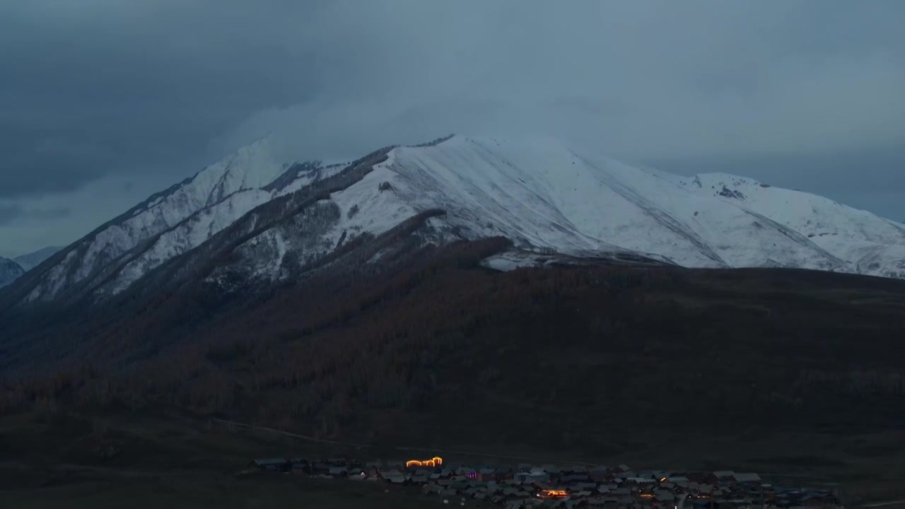 航拍新疆阿勒泰雪山下的禾木村夜景视频素材