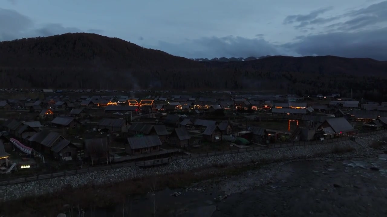 新疆阿勒泰禾木村夜景航拍视频素材