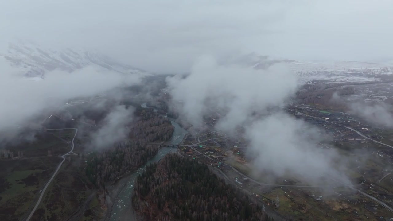 航拍秋天晨雾中的新疆禾木村风景视频素材