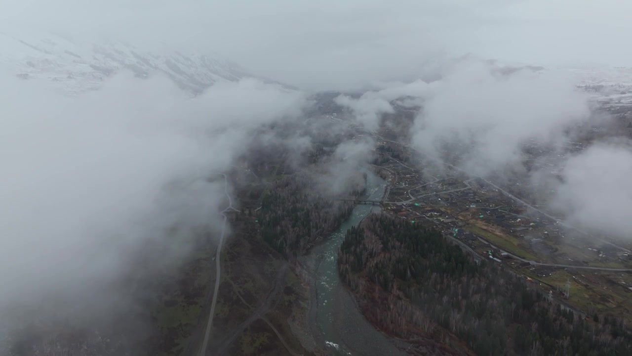 航拍秋天晨雾中的新疆禾木村风景视频素材