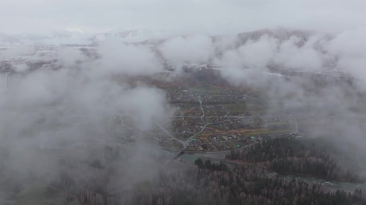 航拍秋天晨雾中的新疆禾木村风景视频素材