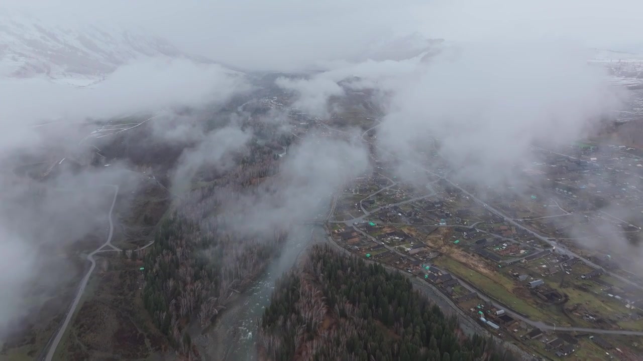 航拍下雪天的新疆禾木村视频素材