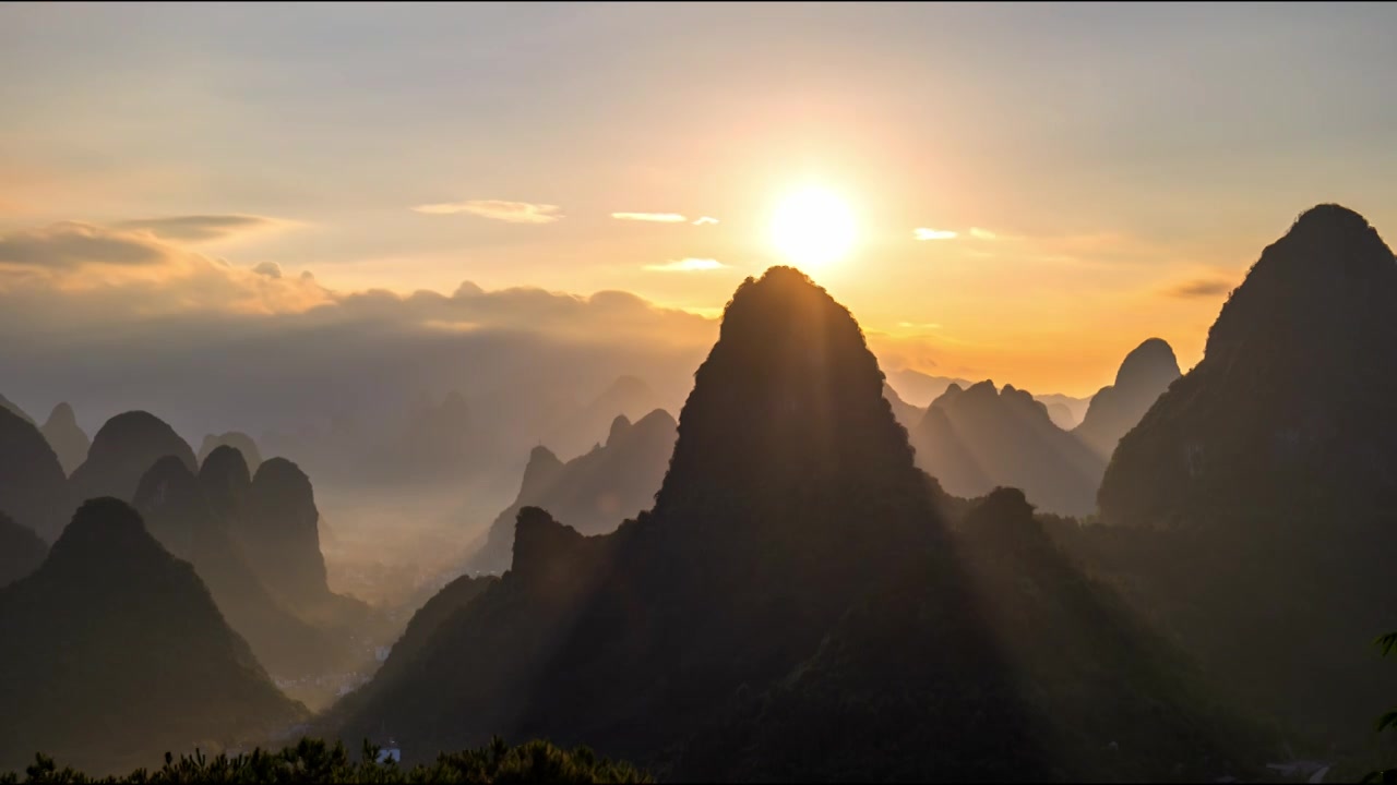 广西桂林山水喀斯特地貌绝美日出延时视频素材