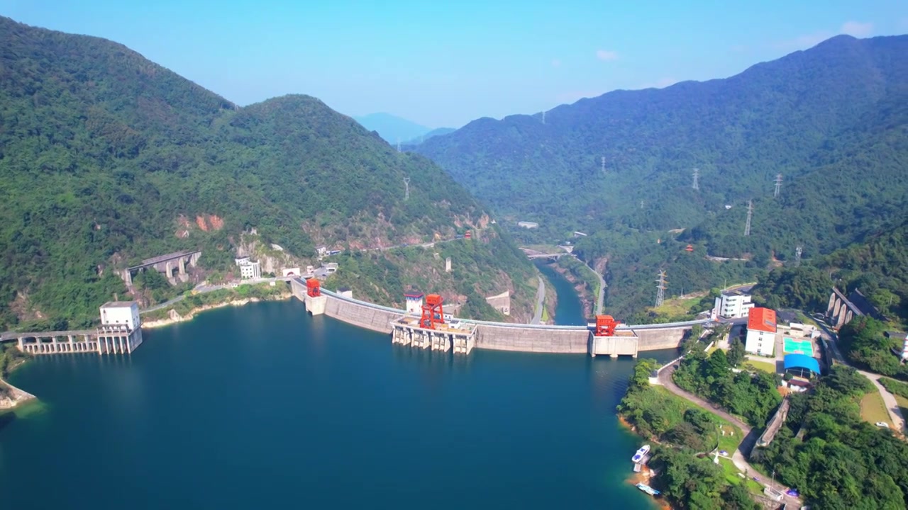 郴州东江大坝 发电 水电站 东江湖 群山江面江水发电站湖泊大坝航拍视频素材