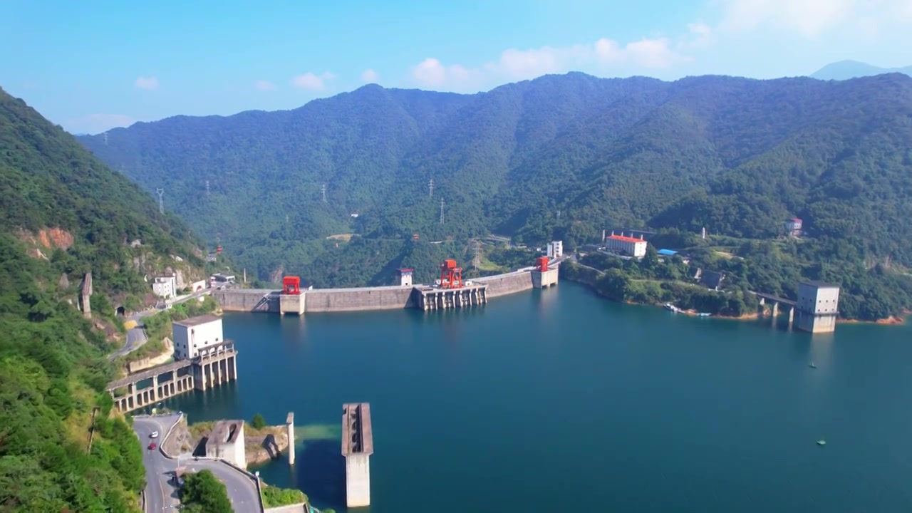 郴州东江大坝 发电 水电站 东江湖 群山江面江水发电站湖泊大坝航拍视频素材