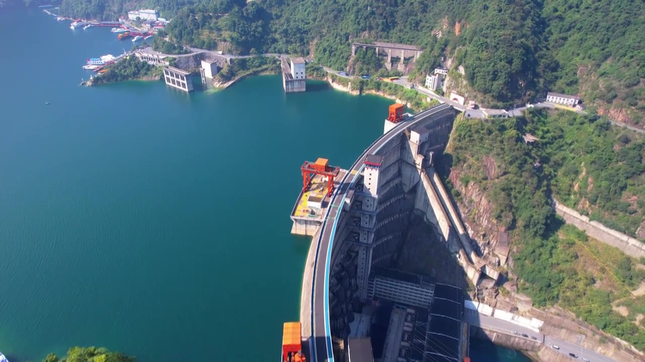 郴州东江大坝 发电 水电站 东江湖 群山江面江水发电站湖泊大坝航拍视频素材