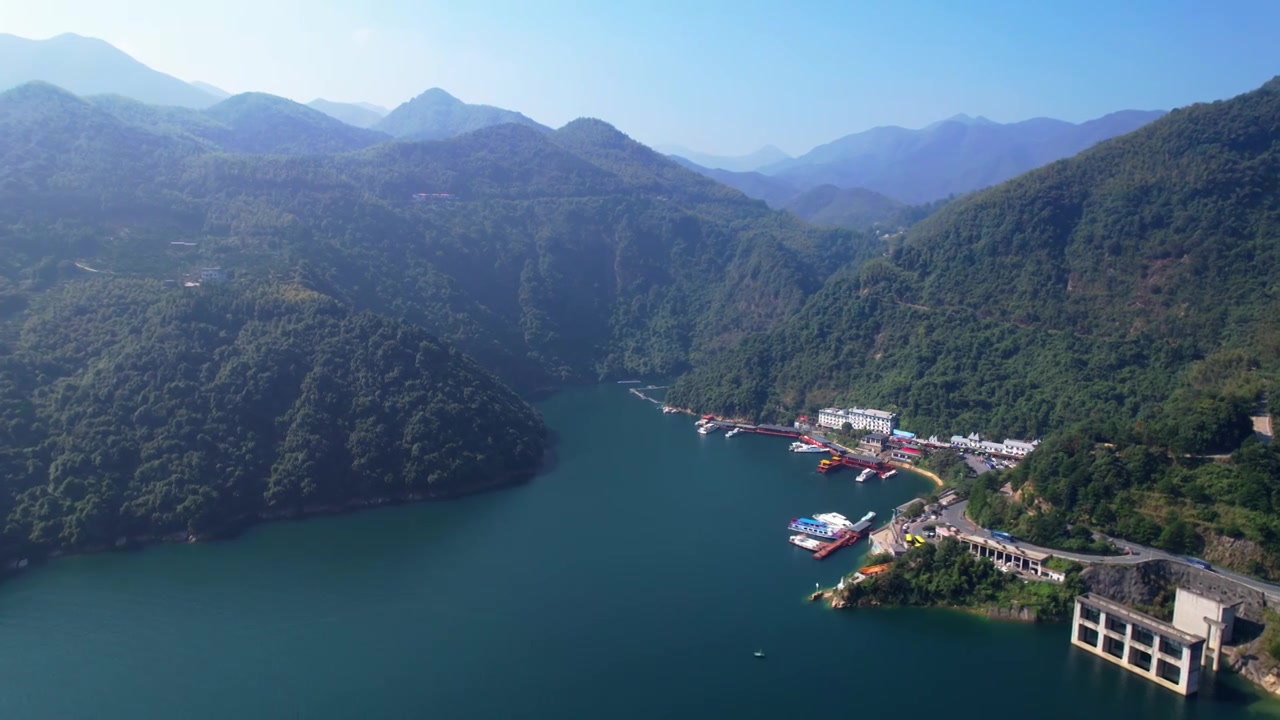 郴州东江大坝 发电 水电站 东江湖 群山江面江水发电站湖泊大坝航拍视频素材