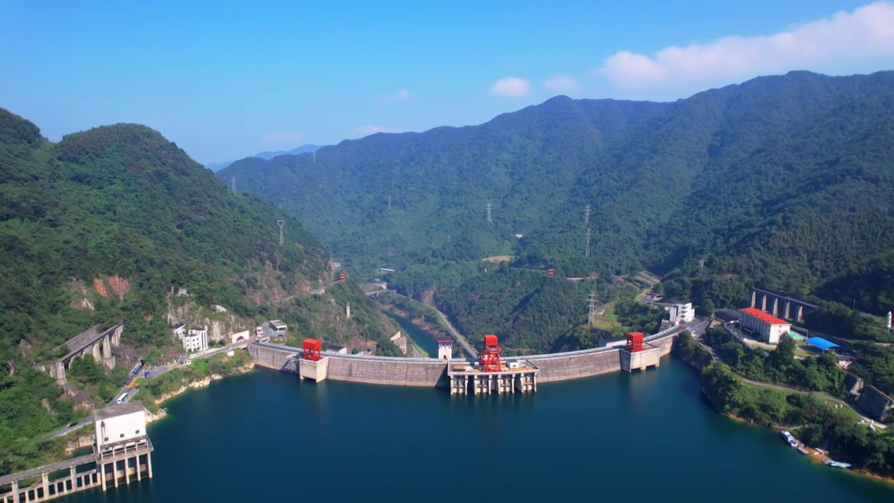 郴州东江大坝 发电 水电站 东江湖 群山江面江水发电站湖泊大坝航拍视频素材