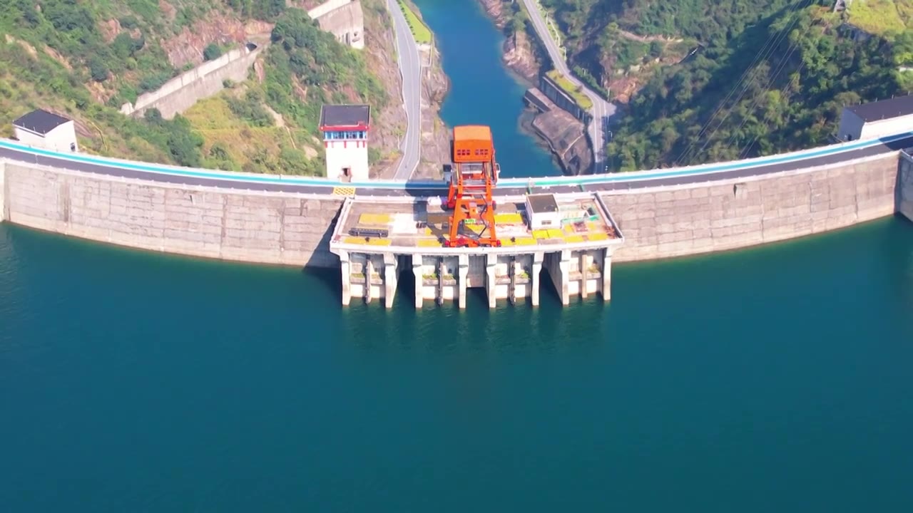 郴州东江大坝 发电 水电站 东江湖 群山江面江水发电站湖泊大坝航拍视频素材