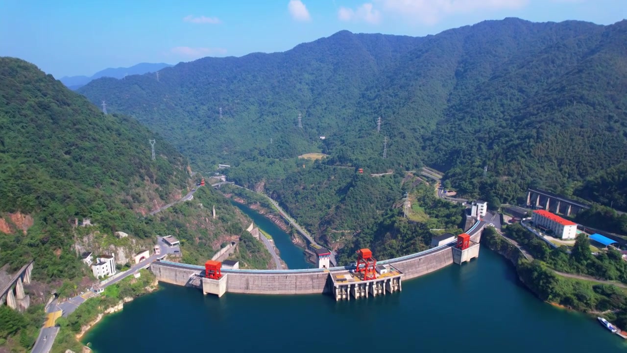 郴州东江大坝 发电 水电站 东江湖 群山江面江水发电站湖泊大坝航拍视频素材