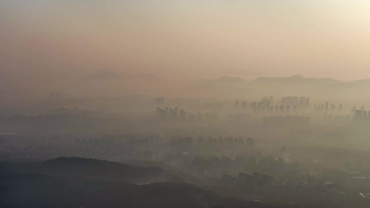 航拍大雾弥漫的南京城市风光视频素材