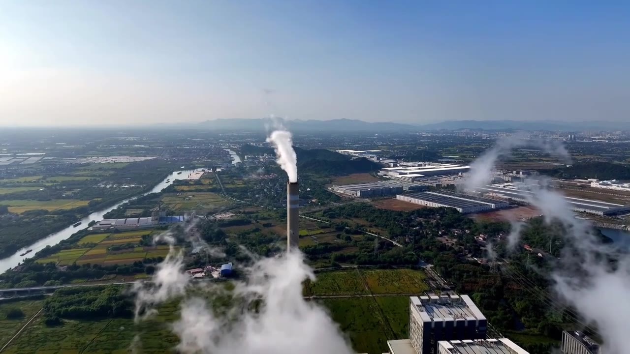 化工园区巨大的烟囱排放气体二氧化碳大气污染视频素材