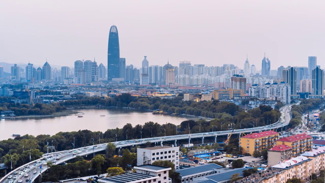 中国山东济南大明湖和城市高架桥天际线日转夜延时摄影视频素材