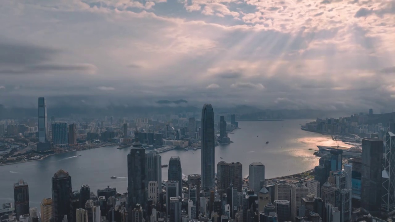 航拍香港维多利亚港丁达尔光延时视频素材