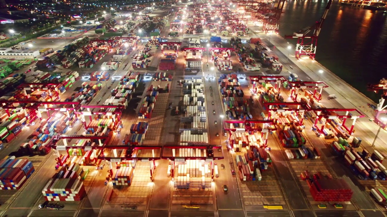 中国山东青岛港夜景航拍视频素材