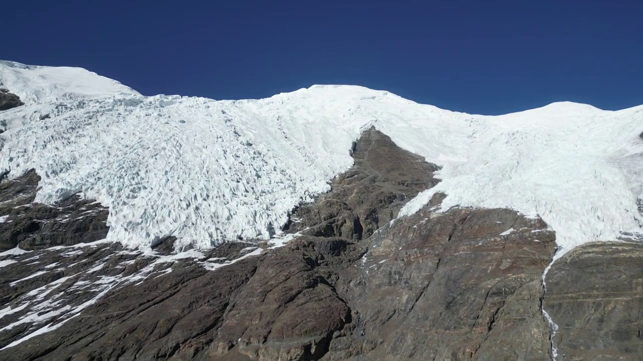 中国西藏自治区山南地区浪卡子县卡若拉冰川航拍视角冬季晴天美丽风景视频素材